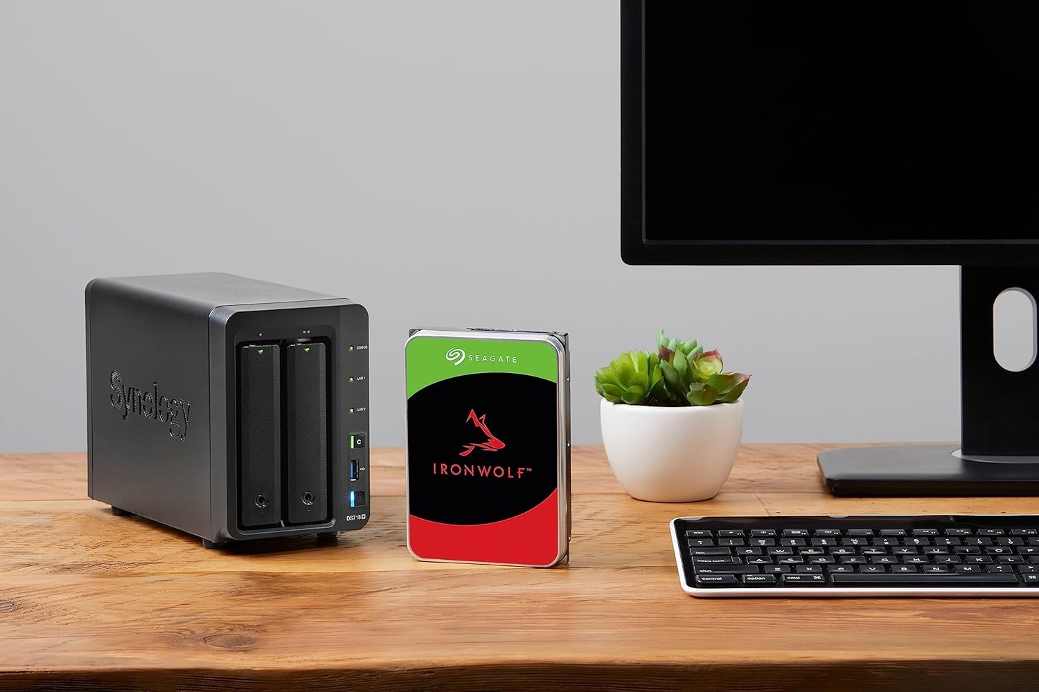 Seagate IronWolf 4TB, NAS Interne Festplatte HDD, 3.5 Zoll, 5400 U/Min, CMR, 64 MB Cache, SATA 6GB/s, silber, inkl. Data Rescue Service (ST4000VNZ06)