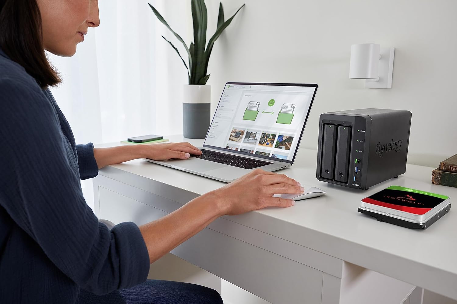 Seagate IronWolf 4TB, NAS Interne Festplatte HDD, 3.5 Zoll, 5400 U/Min, CMR, 64 MB Cache, SATA 6GB/s, silber, inkl. Data Rescue Service (ST4000VNZ06)